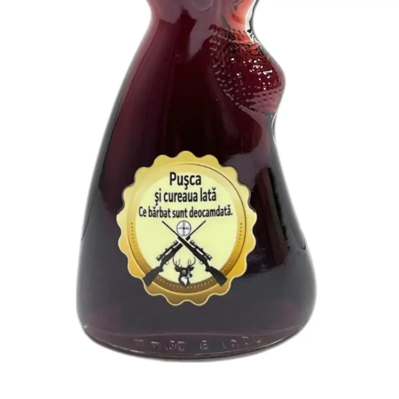 Pusca si cureaua lata, ce barbat sunt deocamdata, sticla cu vin in forma pusca, cu mesaj
