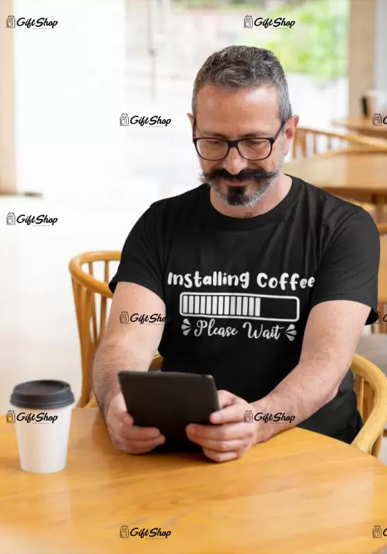 Installing coffe, tricou cu mesaj
