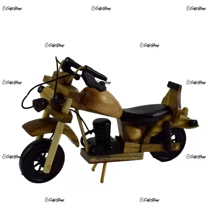 Motocicleta realizata din lemn mica a