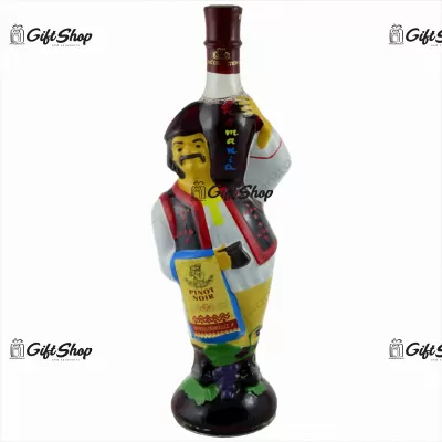 . sticla cu vin in forma de barbat. imbracat in port popular romanesc – cahoros carling
