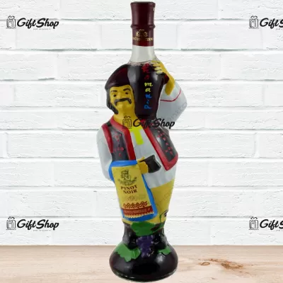 . Sticla cu vin in forma de barbat. imbracat in port popular romanesc – Cahoros Carling