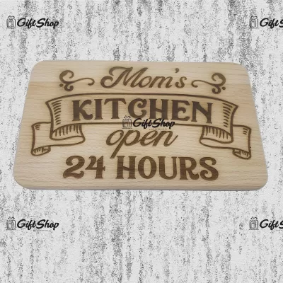 Tocator blat din lemn personalizat cu mesaj mom`s kitchen open 24 hours