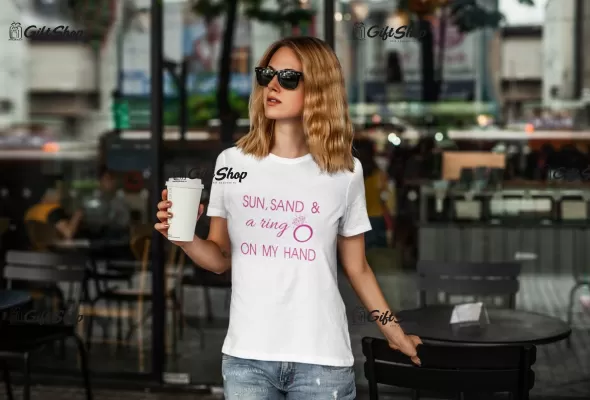 Sun sand & a ring on my hand, tricou cu mesaj